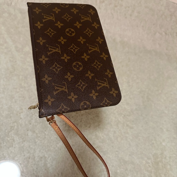 Louis Vuitton Neverfull Wrislet Monogram Print Red Interior - Picture 4 of 11